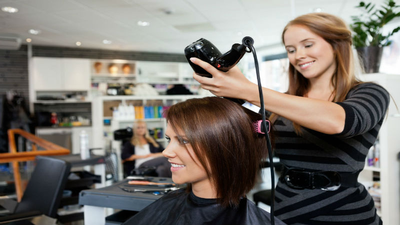 3 Benefits of Using a Bridal Hair Stylist for Your Wedding Party